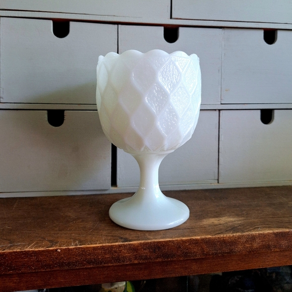 Harlequin Pattern flowerpot in vintage milk glass - Picture 2 of 9